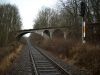 Putbus-Einfahrsignal_und_ehm_Schmalspurviadukt_an_der_Einfahrt_aus_Richtung_Bergen.JPG